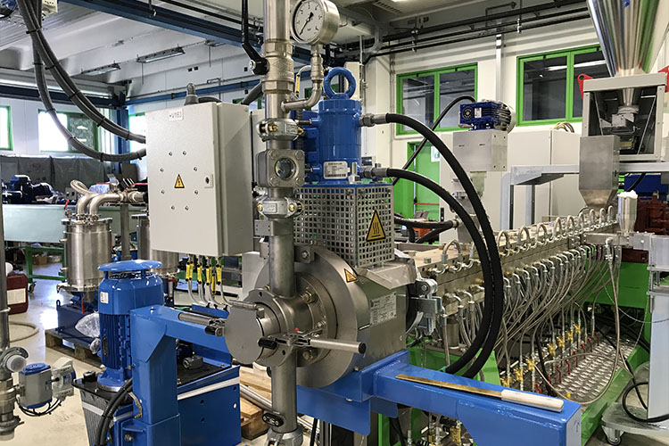 Co-rotating twin screw extruders for masterbatch and compounding lines